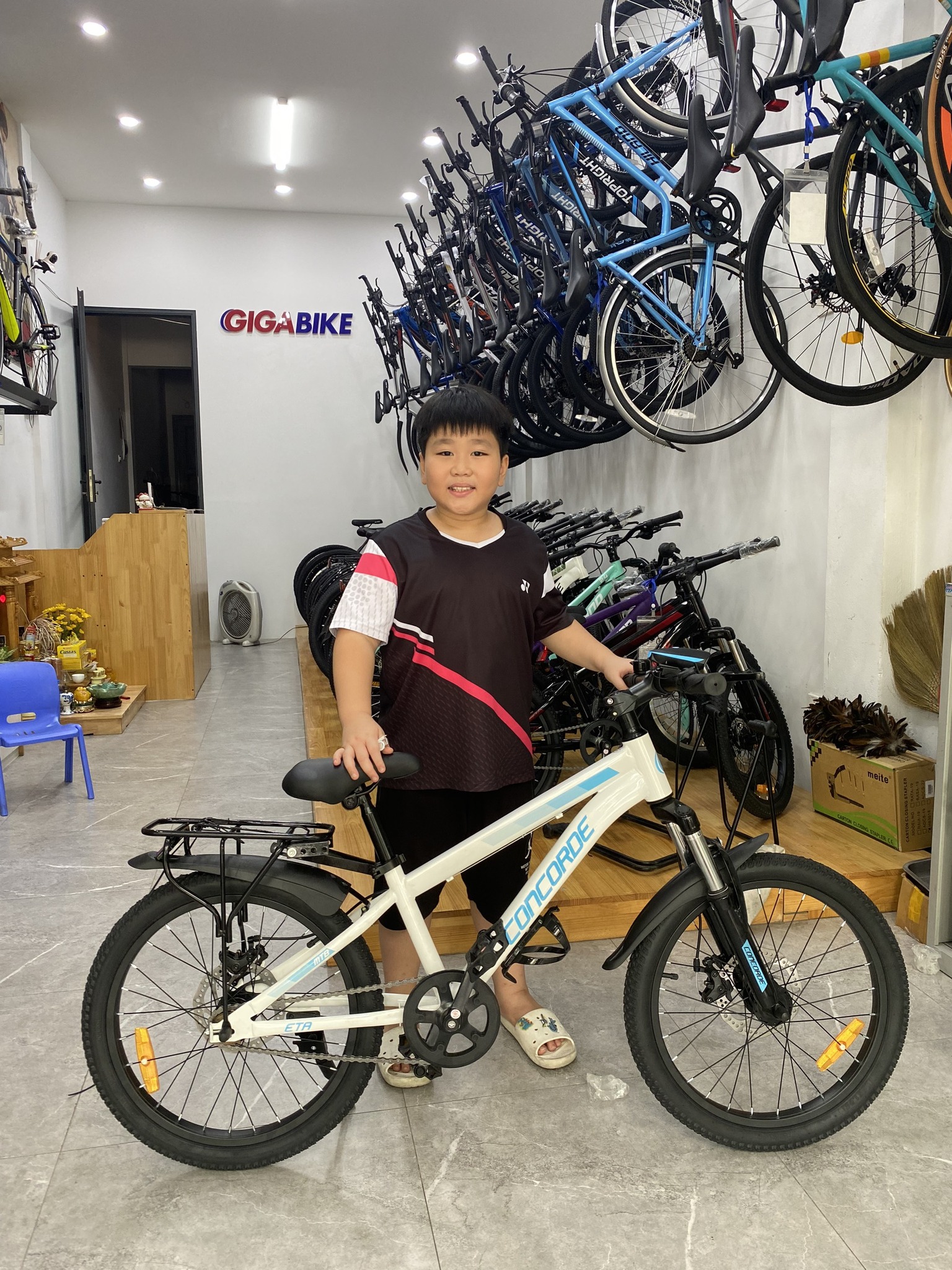 Bé Minh Triết nhận xe tại GigaBike