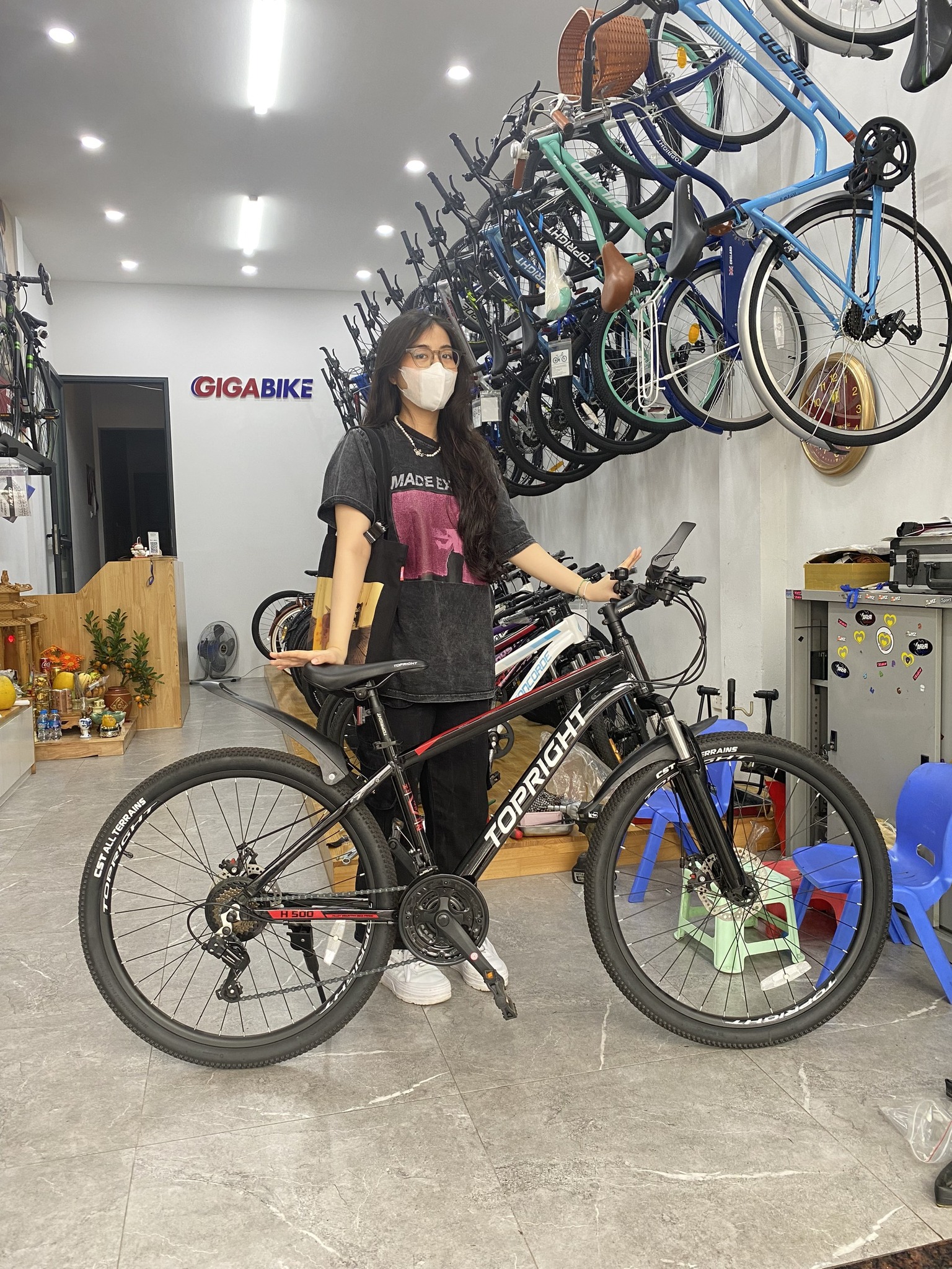 Chị Thảo Nguyên nhận xe tại GigaBike