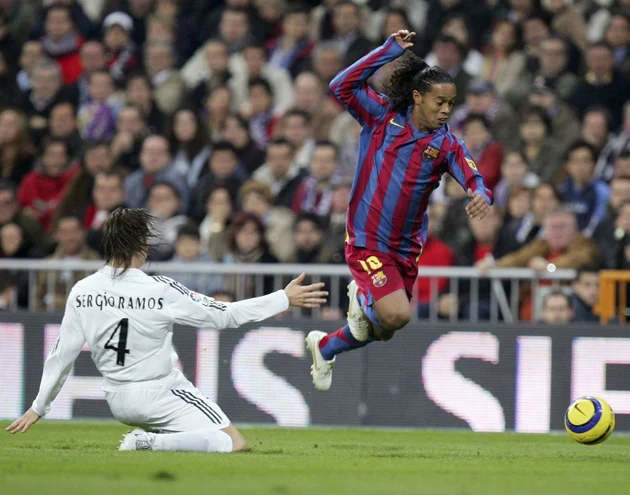 Trận El Clásico khiến Ronaldinho được cổ động viên Real Madrid vỗ tay
